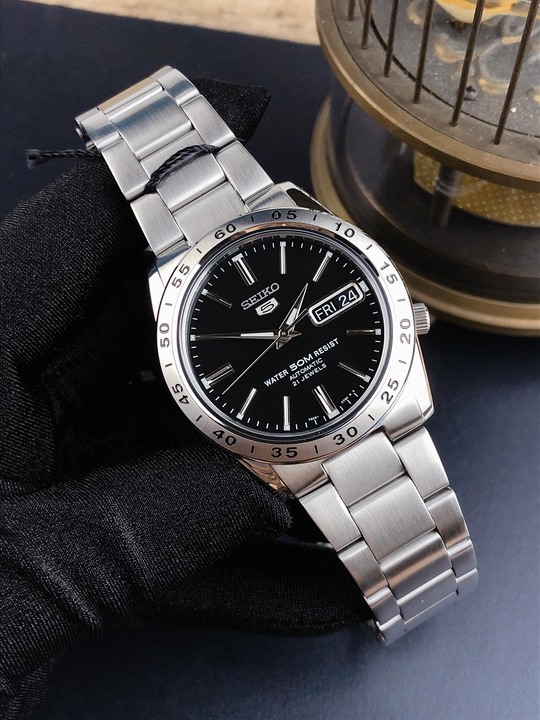 Seiko-5-automatic-21-jewels-50m-SNKE01K1-1